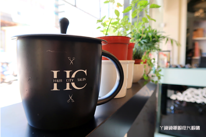 還會貼心送上白開水,上面印有HairCity的專屬logo HairCity髮城造型杯-台中一中街燙髮推薦