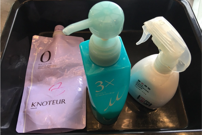 燙髮之前會先做基礎護髮,讓頭髮看起來更柔順 ’燙染前使用護髮產品-台中一中街燙髮推薦