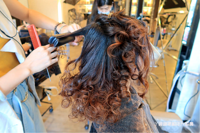 Zoe建議將髮根燙直燙順,會比較好整理! 自然捲燙直-一中街燙髮推薦