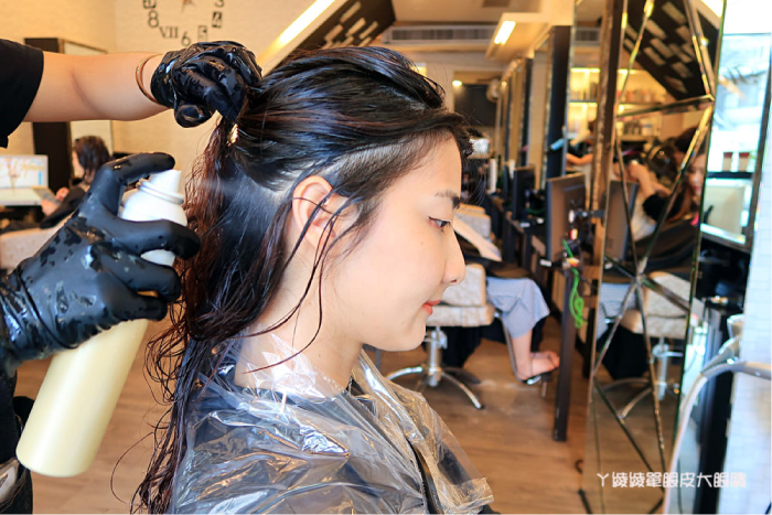 燙髮後上2劑藥水,需要靜置一段時間,讓髮型的捲度能定型 燙髮後上二劑將捲度定型-台中燙髮推薦