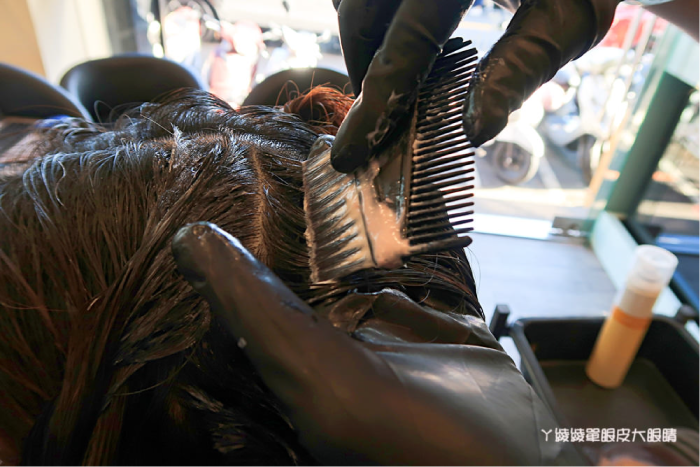 染髮前會先上頭皮隔離液,避免頭皮受傷 染髮前上頭皮隔離液-一中街燙髮推薦