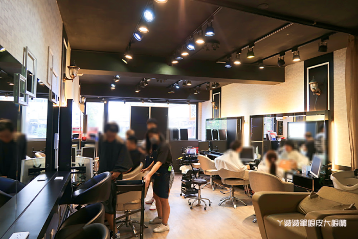 HairCity髮城中友概念店的設計裝潢相當舒適明亮 中友概念店裝潢設計-一中街燙髮推薦
