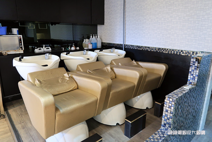 洗髮區乾淨舒適,整個人都非常的放鬆 乾淨舒適的洗髮區-台中一中街燙髮推薦