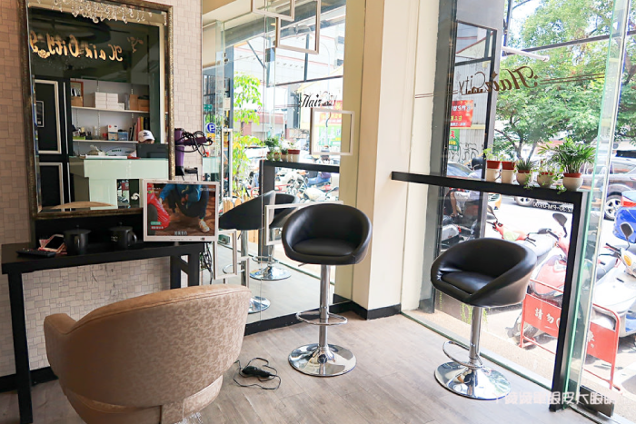 燙髮過程享受獨立個人電視讓,讓等待的時間不無聊! 燙髮享受獨立個人電視-一中街燙髮推薦