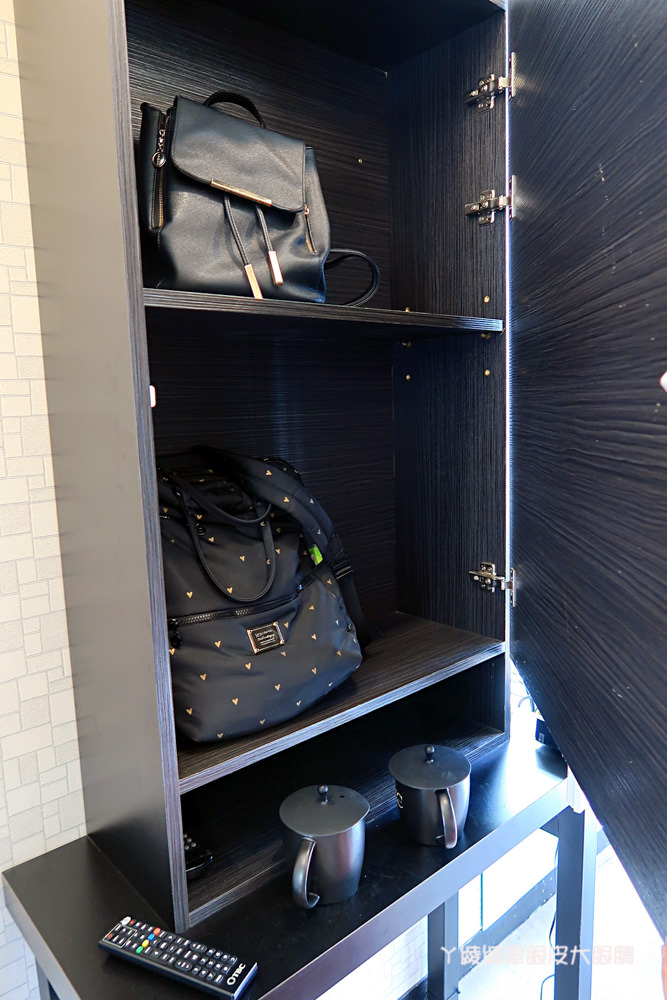 鏡子後方有一個隱藏空間,可以讓顧客放隨身物品 鏡子後方置物櫃-一中街燙髮推薦HairCity髮城